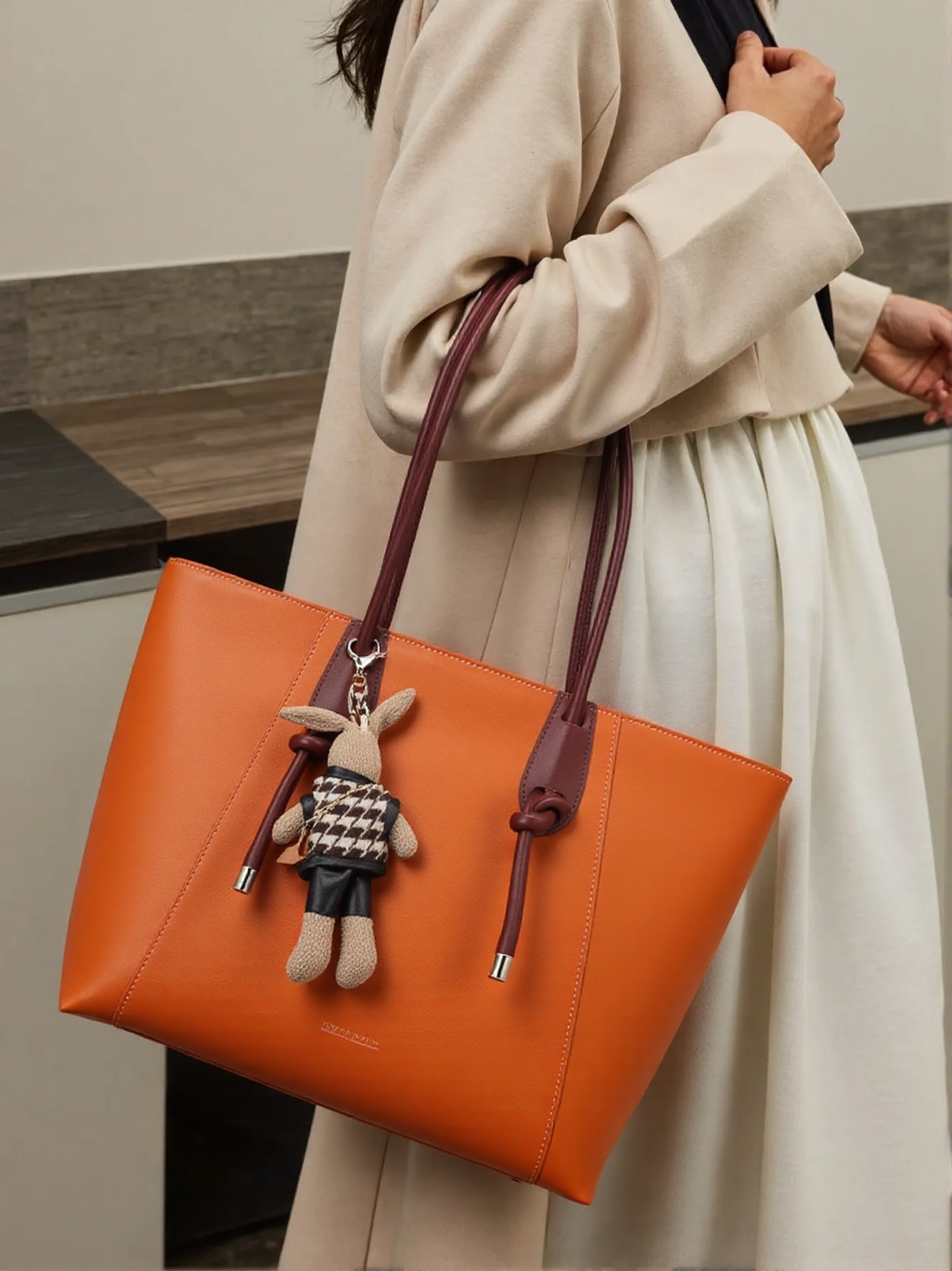 fashionable-retro-large-capacity-pendant-tote-bag-for-women-handbag-model